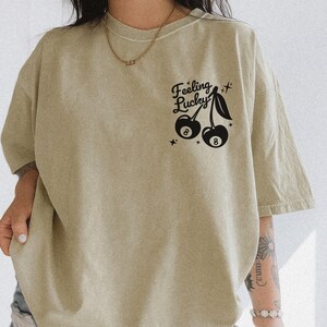 Feeling Lucky Cherry 8 Ball Tee - Trendy Women's graphic tee - Vintage Lucky Girl Aesthetic - Trendy Western 8 Ball - Edgy Cowgirl Shirt afbeelding 6