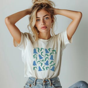 Cropped tshirt Womens Comfort Colors cropped boxy tshirt, Women&#39;s simple tee, Cute summer tshirt, abstract flower, flower tshirt