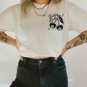 Feeling Lucky Cherry 8 Ball Tee - Trendy Women's graphic tee - Vintage Lucky Girl Aesthetic - Trendy Western 8 Ball - Edgy Cowgirl Shirt afbeelding 2