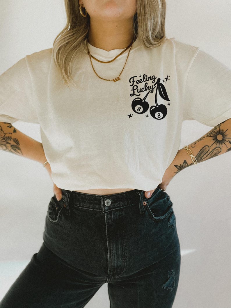 Feeling Lucky Cherry 8 Ball Tee - Trendy Women's graphic tee - Vintage Lucky Girl Aesthetic - Trendy Western 8 Ball - Edgy Cowgirl Shirt afbeelding 2