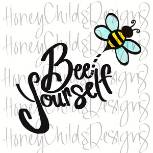 以下が含まれることがあります： 「Bee Yourself」という黒と白のテキストと、その上に飛んでいる漫画の蜂。蜂は青と黄色で、黒い縞模様です。