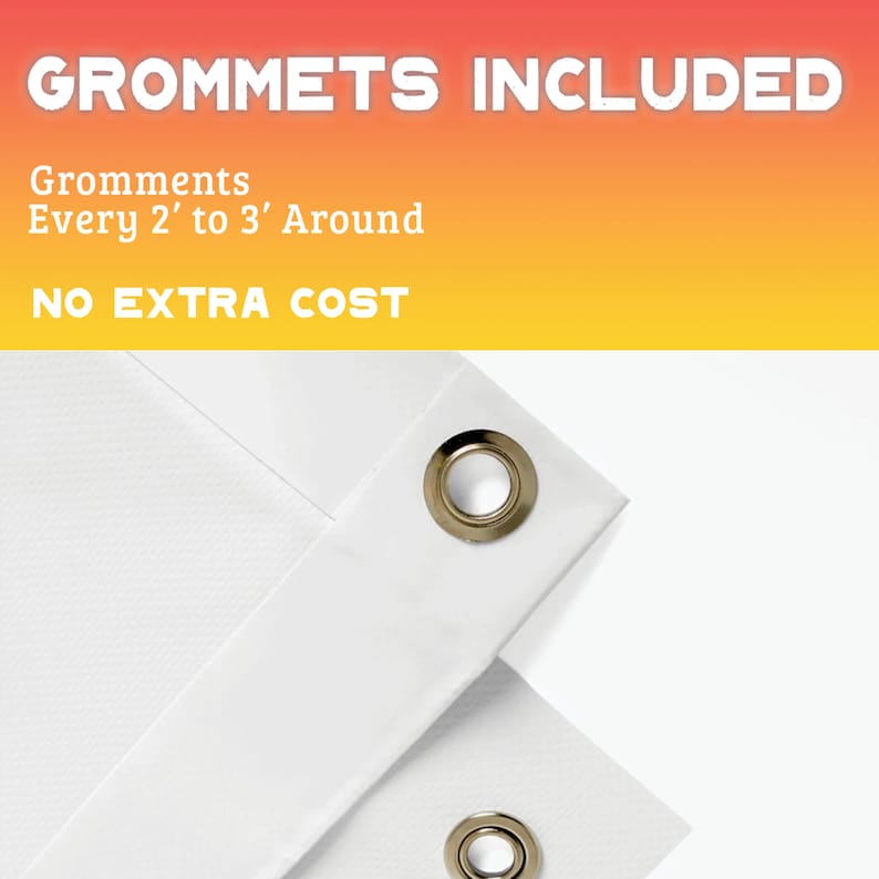 Pode incluir: Faixa de vinil branca com ilh&oacute;s colocados a cada 2 a 3 p&eacute;s ao redor do per&iacute;metro. O texto "Grommets Included" e "No Extra Cost" &eacute; impresso em amarelo sobre um fundo degrad&ecirc; vermelho e laranja.