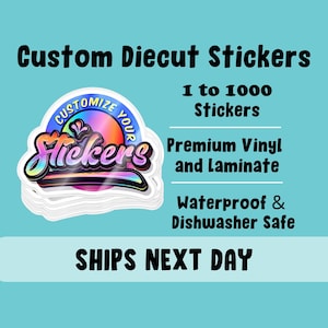 以下が含まれることがあります： カラフルなデザインの「Customize Your Stickers」というテキストが入った、カスタムダイカットステッカーの画像。画像には、ステッカーが1〜1000枚まで利用可能で、プレミアムビニールとラミネートで作られており、防水性と食器洗い機対応であることも記載されています。