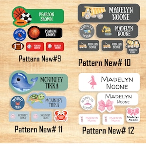 Pu&ograve; includere: Quattro diversi modelli di etichette con nome personalizzate per bambini. I modelli includono sport, veicoli da costruzione, creature marine e ballerine di danza classica. Le etichette sono stampate con i nomi "Pearson Brown", "Madelyn Noone" e "McKinley Tikka".