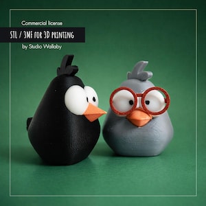 Puede incluir: Dos figuras de pájaros impresas en 3D. Una es negra con grandes ojos blancos y un pico naranja. La otra es gris, lleva gafas con montura roja y tiene un pico naranja. La imagen incluye texto: STL / 3MF FOR 3D PRINTING by Studio Wallaby.