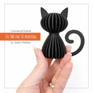 Może przedstawiać: Czarna figurka kota wydrukowana w 3D z prążkowanym korpusem, spiczastymi uszami i zakręconym ogonem. Tekst "STL 3MF FOR 3D PRINTING" jest wyświetlany na pomarańczowym prostokącie. Figurka jest trzymana w dłoni na białym tle.