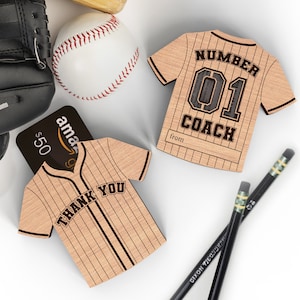Titular de la tarjeta de regalo personalizada de la camiseta de béisbol / Entrenador número 01 / Fiesta de béisbol de fin de temporada / Archivos cortados con láser / SVG