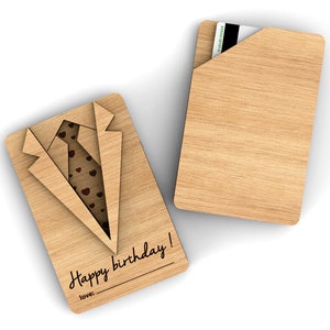 Puede incluir: Tarjeta de madera con un recorte de un traje y una corbata. La tarjeta tiene el texto "&iexcl;Feliz cumplea&ntilde;os!" y "amor:" escrito en ella. Se incluye una tarjeta de madera separada con una ranura para una tarjeta de regalo.