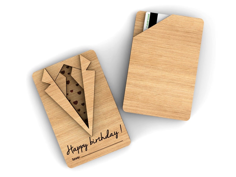 Puede incluir: Tarjeta de madera con un recorte de un traje y una corbata. La tarjeta tiene el texto "&iexcl;Feliz cumplea&ntilde;os!" y "amor:" escrito en ella. Se incluye una tarjeta de madera separada con una ranura para una tarjeta de regalo.