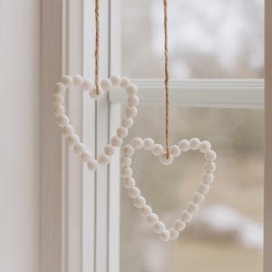Two sizes of heart wreath 3D printed in white PLA with jute twine – Valentine wedding Christmas décor