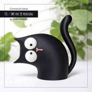 Puede incluir: Figura de gato negro con grandes ojos blancos y nariz rosa. El gato tiene una cola curvada y está diseñado para impresión 3D. El texto "STL / 3MF FOR 3D PRINTING" es visible.