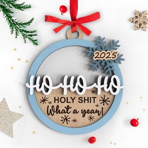 Ho Ho Holy Sh*t was für ein Jahr | Lustige Weihnachtsverzierung 2025 | Trendy Weihnachtsstrumpffüller | Glowforge, Laser-Ready Cut Dateien