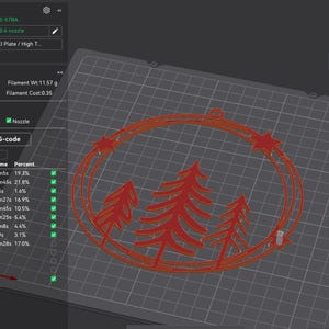K&ouml;nnte beinhalten: Eine 3D-Druckvorschau zeigt ein rotes Weihnachtsornament-Design mit B&auml;umen und Sternen. Der Bildschirm zeigt die Druckzeit, Filamentdetails und Linientyp-Prozents&auml;tze an. Das Design befindet sich auf einem grauen Raster.