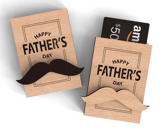 Może przedstawiać: Dwie drewniane kartki z tekstem "Happy Father's Day" i wyciętym wąsem. Kartka po prawej stronie ma włożoną kartę podarunkową.