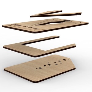 Puede incluir: Una tarjeta de madera con un dise&ntilde;o recortado de un traje y una corbata. La tarjeta est&aacute; compuesta por cuatro piezas separadas que encajan entre s&iacute;. La tarjeta tiene el texto "Feliz D&iacute;a del Padre" en la parte superior.
