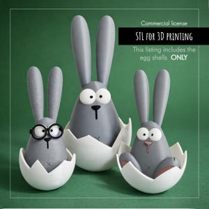 Może przedstawiać: Trzy szare figurki królików wychodzące z białych połówek skorupek jaj, na zielonym tle. Jeden królik nosi okulary, drugi ma duże oczy, a trzeci ma widoczne nogi. Tekst brzmi "STL FOR 3D PRINTING" i "This listing includes the egg shells ONLY."