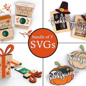 Puede incluir: Un paquete de 5 diseños SVG con tarjeteros y decoraciones de madera. Los diseños incluyen formas de taza de café, caja de regalo y calabaza con texto temático de Acción de Gracias y gratitud.