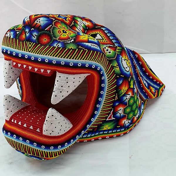 Gran cabeza de jaguar decorada en arte huichol