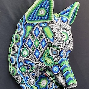 Cabeza de Lobo Huichol. En color