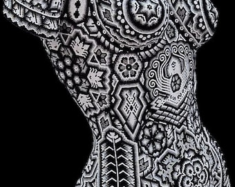 Silueta femenina decorada con arte huichol con cuentas.