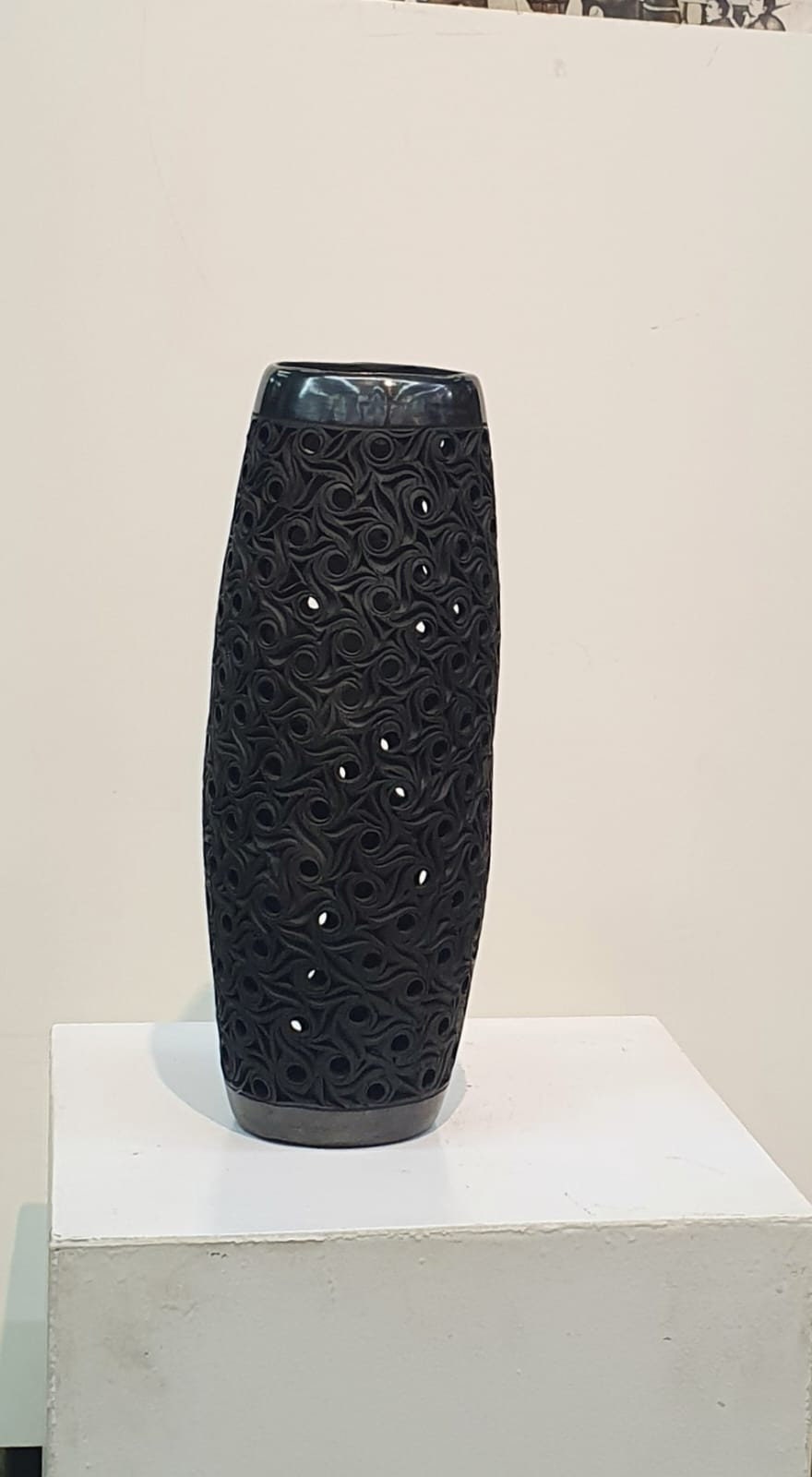 メキシコ伝統工芸品 バロ・ネグロ 透かし彫り 花瓶 漆黒 陶器 オアハカ