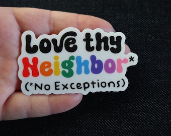 Może przedstawiać: Biała naklejka z napisem "Love thy Neighbor" w kolorze czarnym, z napisem "Neighbor" w kolorach tęczy. Poniżej, w nawiasach, widnieje napis "(*No Exceptions)". Naklejka jest trzymana w dłoni.