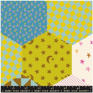 Può includere: Un design di tessuto patchwork con vari motivi geometrici e colori. Forme esagonali mostrano motivi floreali, a scacchi, a stella e a luna in tonalità di blu, giallo, rosa e marrone. Il testo "RUBY STAR SOCIETY" è stampato in basso.