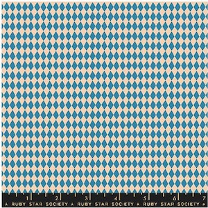 Puede incluir: Una tela con un patrón de diamantes repetidos en azul verdoso sobre un fondo beige. La parte inferior de la imagen tiene una regla negra con el texto "RUBY STAR SOCIETY".
