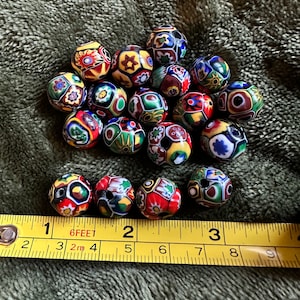 1 kraal, 13 mm + antieke grote Ercole Moretti Italiaanse Millefiori-glaskralen. Diepgele achtergrond! Jaren 1900 Op foto + meting