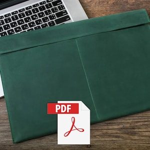 Puede incluir: Una funda para portátil de cuero verde oscuro con cierre de solapa. La funda está sobre una superficie de madera junto a un ordenador portátil. Un icono de PDF está en primer plano.