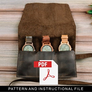 以下が含まれることがあります： 3つの時計用のスロットが付いた茶色の革製の時計ロール。ロールが開いており、緑色の文字盤が付いた木製の時計が3つ入っています。画像の下部中央には「PDF」というテキストと赤いAdobe Acrobatのロゴが表示されています。画像の下部には「PATTERN AND INSTRUCTIONAL FILE」というテキストが表示されています。