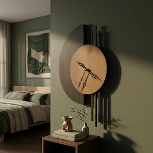 Peut inclure: Une horloge murale composée d'un cadran circulaire en bois clair fixé sur un support en demi-cercle en bois foncé. Le design présente des lattes verticales noires s'étendant en haut et en bas, avec des aiguilles en métal noir.