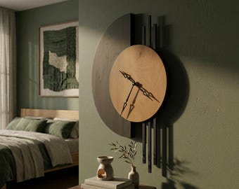Puede incluir: Un reloj de pared con una esfera circular de madera clara montada sobre un soporte semicircular de madera oscura. El diseño incluye listones verticales negros que se extienden hacia arriba y abajo, con manecillas de metal negro.