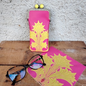 astuccio per occhiali in stile retrò, in tela spalmata stampata I chiusura in ottone anticato decorata con pois gialli I motivo mimosa I art déco