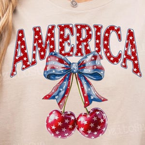 Wiśnie amerykańskie PNG, Kokarda wiśniowa 4 lipca Sublimacja, Kobieta 4 lipca png, Modny patriotyczny projekt koszulki, Uroczy clipart flagi USA