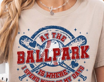 At The Ballpark is waar ik het grootste deel van mijn dagen doorbreng, Baseball Mama png, retro honkbalmoeder png, honkbalseizoen, trendy honkbal png
