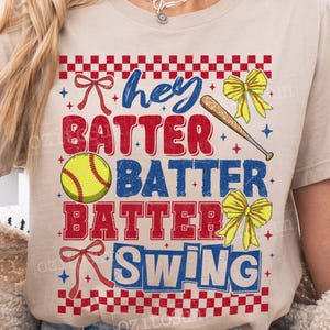 Bateador de sóftbol retro, swing de bateador PNG, coqueta de sóftbol a cuadros PNG, mamá de sóftbol PNG, coqueta de sóftbol del día del juego PNG