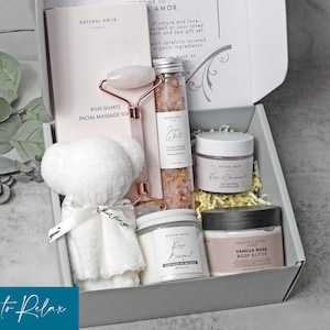 Puede incluir: Una caja de regalo que contiene una herramienta de masaje facial de cuarzo rosa, un tubo de sales de ba&ntilde;o rosas, una toalla de felpa blanca con cinta, una mascarilla de arcilla Rose & Chamomile, un tarro Rosa Bouquet y manteca corporal Vanilla Rose.