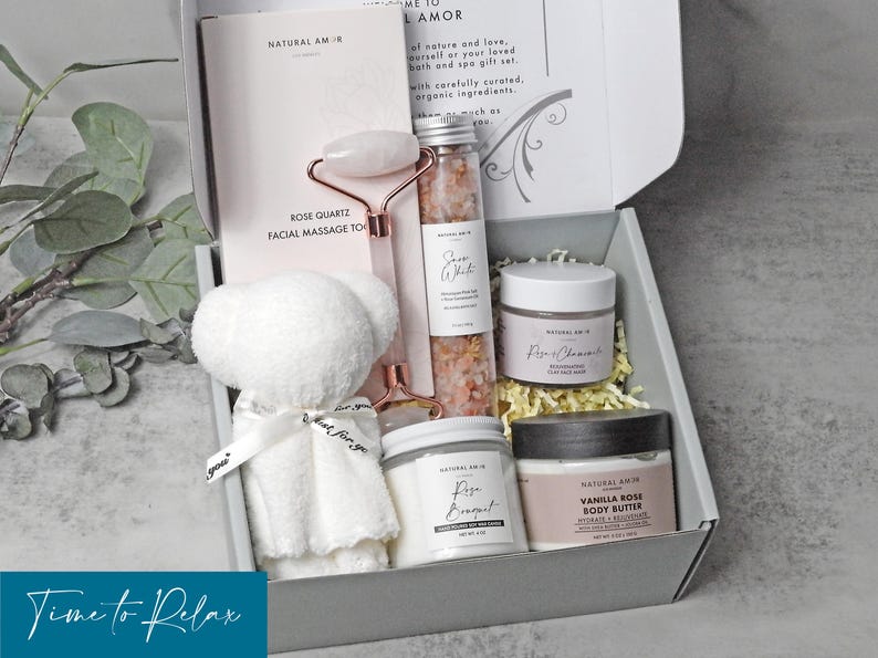 Puede incluir: Una caja de regalo que contiene una herramienta de masaje facial de cuarzo rosa, un tubo de sales de ba&ntilde;o rosas, una toalla de felpa blanca con cinta, una mascarilla de arcilla Rose & Chamomile, un tarro Rosa Bouquet y manteca corporal Vanilla Rose.