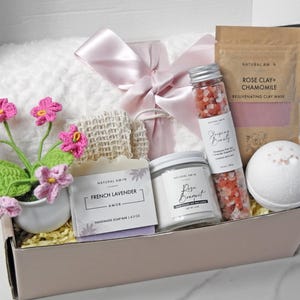 Regalo de cumpleaños para ella / Caja de regalo de spa acogedora con jabón, vela y sales de baño / Set de autocuidado imagen 1
