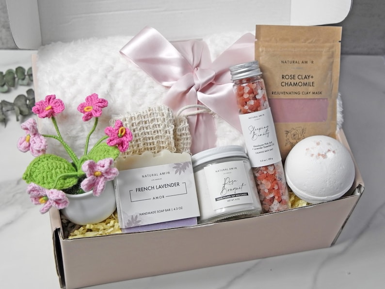 Regalo de cumpleaños para ella / Caja de regalo de spa acogedora con jabón, vela y sales de baño / Set de autocuidado imagen 1