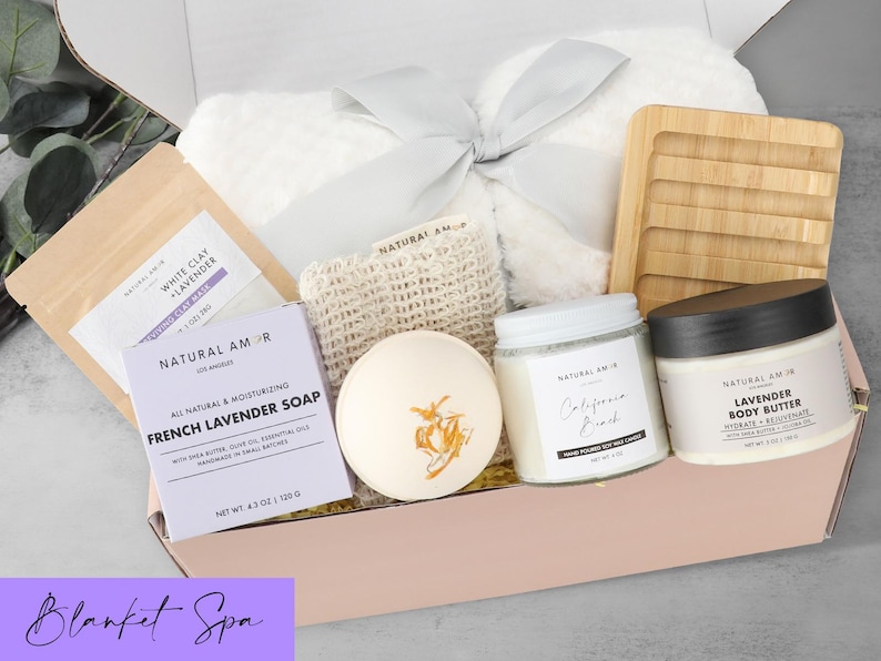 Puede incluir: Una caja de regalo que contiene una manta de felpa blanca con una cinta gris, una jabonera de bamb&uacute;, un jab&oacute;n de lavanda francesa Natural Amor, una bomba de ba&ntilde;o redonda, una vela de soja, manteca corporal y una mascarilla de arcilla.