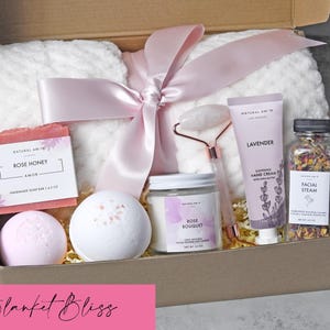 Regalo de cumpleaños para ella / Caja de regalo de spa acogedora con jabón, vela y sales de baño / Set de autocuidado Blanket Bliss