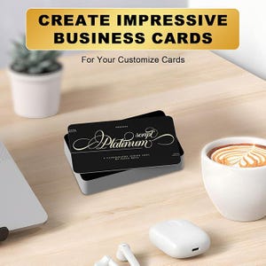 Könnte beinhalten: Ein Stapel schwarzer Visitenkarten mit weißem Schriftzug "Platinum" in einem silbernen Etui. Der Text "CREATE IMPRESSIVE BUSINESS CARDS" befindet sich in einem goldenen Banner über den Karten. Eine weiße Kaffeetasse und kabellose Ohrhörer liegen auf der Holzoberfläche.