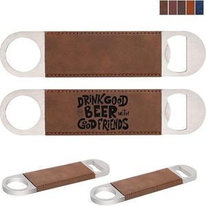 Pode incluir: Abridores de garrafas em aço inoxidável com cabos de couro sintético castanhos. Um abridor tem o texto "DRINK GOOD BEER WITH GOOD FRIENDS". Os abridores são mostrados em várias vistas, com uma paleta de cores castanha e azul.
