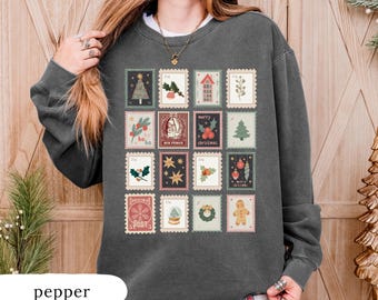 Sudadera con sellos vintage de Comfort Colors®, sudadera con sellos navideños, suéter con sellos navideños, sudadera con nostalgia simple de Navidad