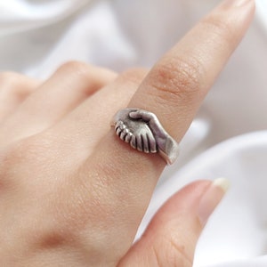 Silver Handshake Ring, Friendship Jewelry, Holding Ring, Bestfriend Girlfriend Gift, Modern Hand Ring, People
