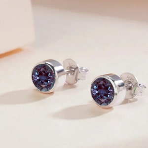 Zierliche Alexandrit Ohrringe für Frauen, Rundschliff-Labor erstellt, Farbwechsel Alexandrit Edelstein Ohrringe, 925 Sterling Silber.