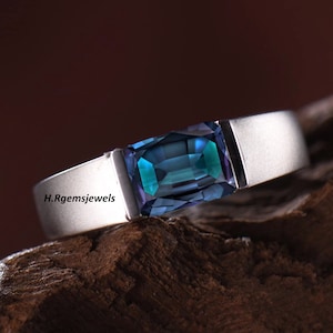 Pierścionek z aleksandrytem w szlifie szmaragdowym: srebro próby 925, kamień zmieniający kolor