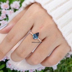 Alexandrite Ring, Kite Shaped Alexandrite Ring, Wedding Ring, Color Changing Stone, Personalized ring for women, Proposal Ring, Promise ring